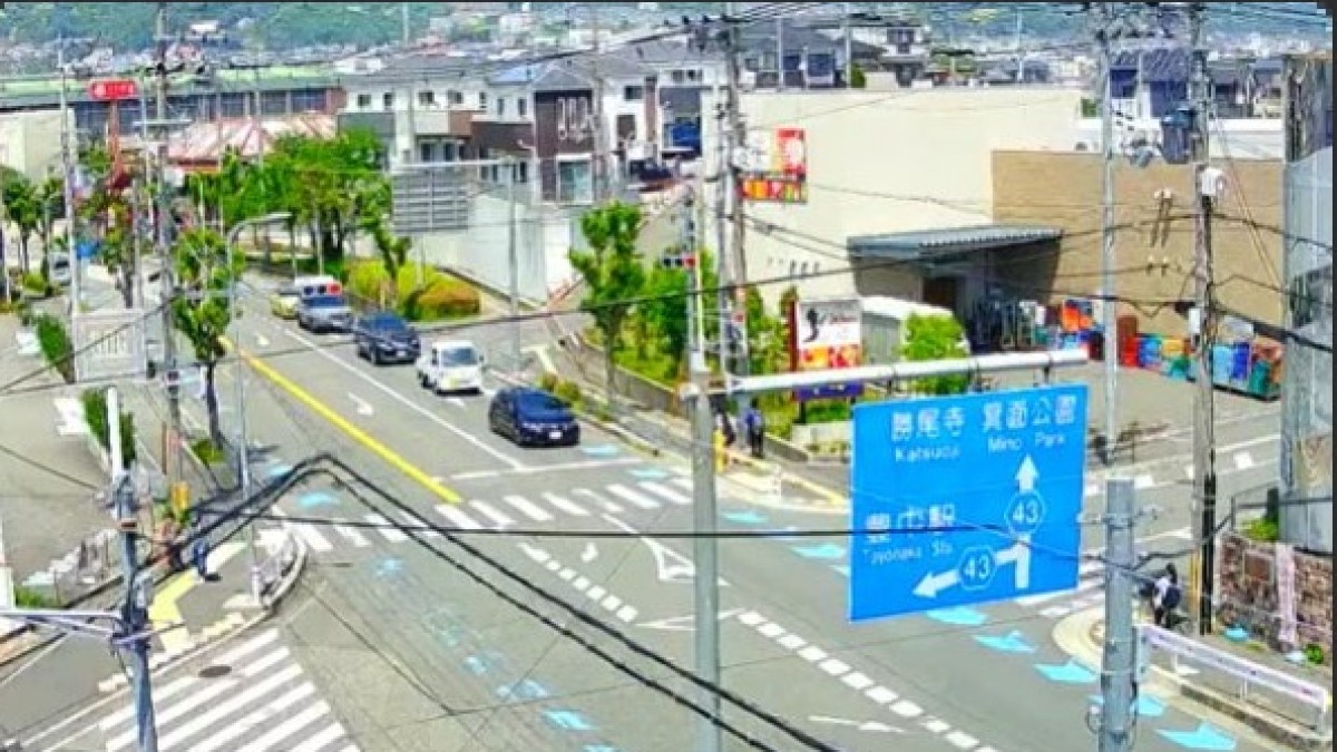 豊中市 春日町・北緑丘の交通状況（5/2）｜ロマンチック街道 北端交差点のライブ映像