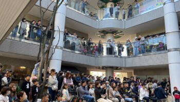 お客もいっぱい集まりました。